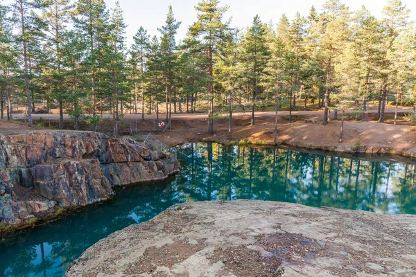 Velha mina de prata abandonada com água azul esmeralda numa noite ensolarada. Silverberg na Suécia. foco seletivo — Fotografia de Stock