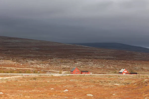 Increíble paisaje sobre la montaña, paisaje otoñal, Noruega — Foto de Stock
