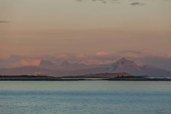 Atemberaubender Sonnenuntergang über der erhabenen Insel Norwegen. Dramatische Herbstlandschaft — Stockfoto
