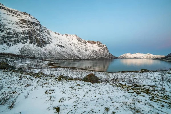 Schöne Aussicht über den Fjord. Tromso, Norwegen. Polarnacht. Lange Verschlusszeit — Stockfoto