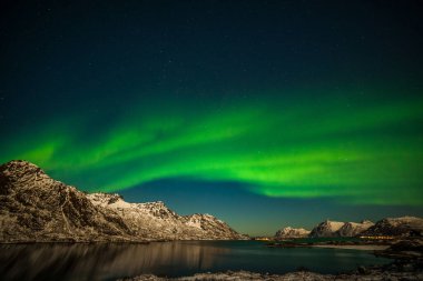 Kuzey Avrupa 'nın kuzeyindeki dağların üzerinden, Norveç' in kuzeyindeki Lofoten Adaları 'ndan inanılmaz Aurora Borealis.