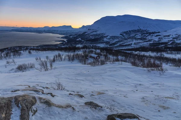 Bela vista sobre o fiorde. Abisko, Suécia. Noite polar. velocidade longa do obturador — Fotografia de Stock