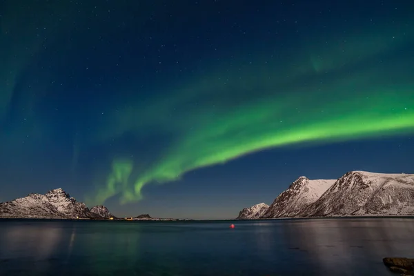 Дивовижні північні вогні, Aurora borealis над горами Північної Європи - Лофотенські острови (Норвегія). — стокове фото