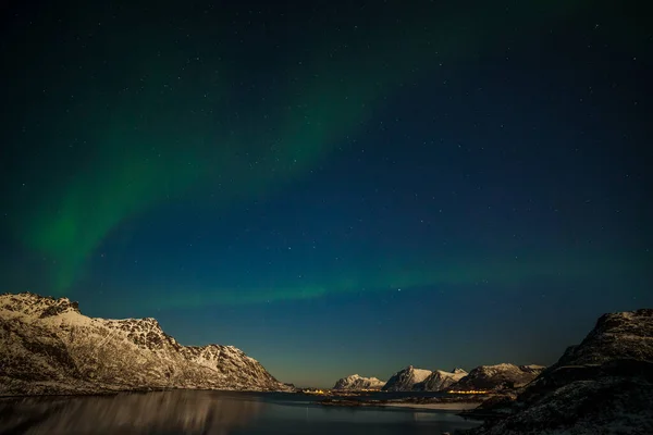 Luces polares dramáticas, Aurora boreal sobre las montañas en el norte de Europa - Islas Lofoten, Noruega — Foto de Stock