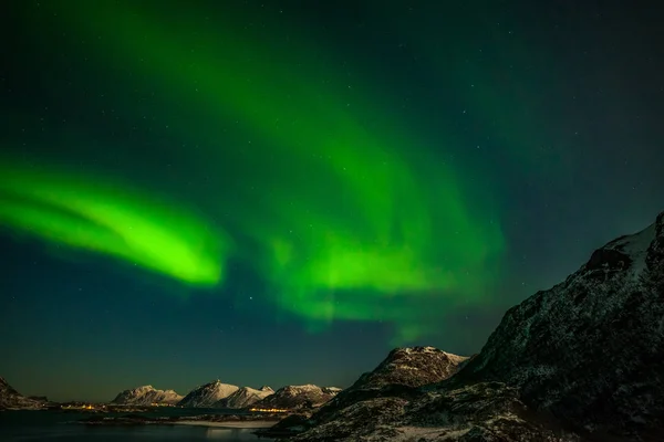 Aurora boreal, asombrosas luces boreales sobre las montañas del norte de Europa - Islas Lofoten, Noruega — Foto de Stock