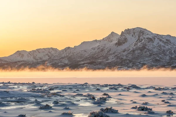 Increíble amanecer sobre la isla de Lofoten, Noruega. Paisaje invernal dramático —  Fotos de Stock