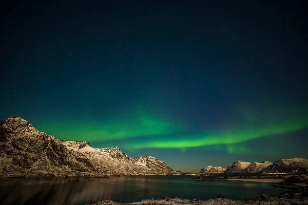 Hermosa aurora boreal, luces polares, sobre las montañas en el norte de Europa Islas Lofoten, Noruega — Foto de Stock