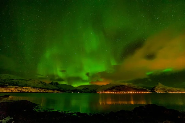 Úžasné polární záře, Aurora borealis přes hory na severu Evropy - Lofotenské ostrovy, Norsko — Stock fotografie