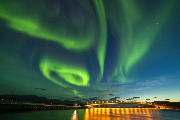 Dramatic aurora borealis, cahaya kutub, di atas pegunungan di utara Eropa - pulau Lofoten, Norwegia — Stok Foto