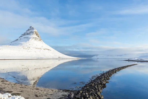 Egy gyönyörű patak és a Kirkjufell hegy borított hó alatt télen Izlandon. — Stock Fotó