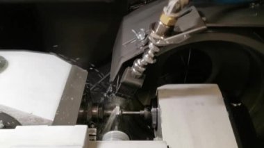 Cnc Otomatik Metal Endüstri Makinesi, makineleri değirmen ve torna makineleri için parlatıyor. Torna malzemelerinin aşınması. Bir Cnc makinesinin bıçağını öğütmek, torna tezgahının yedek parçası. Yağ soğutma