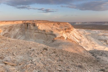 Ustyurt Platosu 'nda gün doğumu. Boszhir bölgesi. Kuru bir okyanusun dibinde Tetis. Rocky kalıntıları. Kazakistan. seçici odak