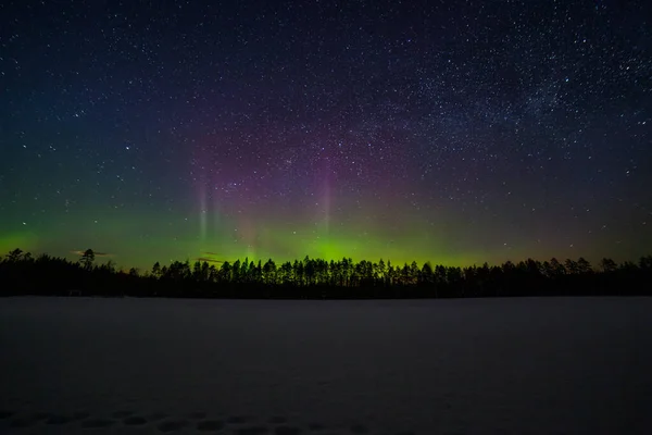 Un millón de estrellas durante la aurora boreal. Suecia. larga exposición —  Fotos de Stock