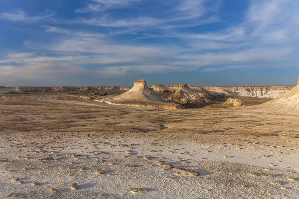 La meseta de Ustyurt. Distrito de Boszhir. El fondo de un océano seco Tetis. Restos rocosos. Kazajstán. enfoque selectivo — Foto de Stock