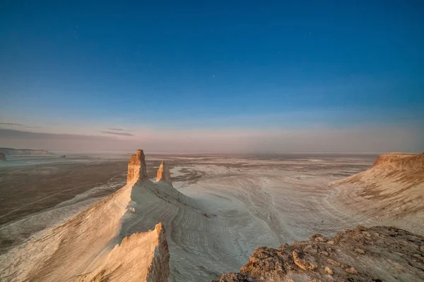 Amanecer sobre la meseta de Ustyurt. Distrito de Boszhir. El fondo de un océano seco Tetis. Restos rocosos. Kazajstán. enfoque selectivo — Foto de Stock