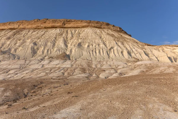 O planalto de Ustyurt. Distrito de Boszhir. O fundo de um oceano seco, Tétis. Restos rochosos. Cazaquistão. foco seletivo — Fotografia de Stock