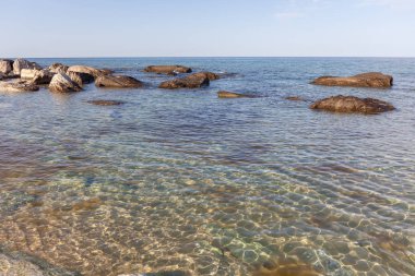Rocky Beach 'teki mavi deniz dalgalarının görüntüsü. Ufuk çizgisi. Hazar Denizi, kumtaşı kıyısı. Üstyurt. Seçici odak, uzun deklanşör hızı
