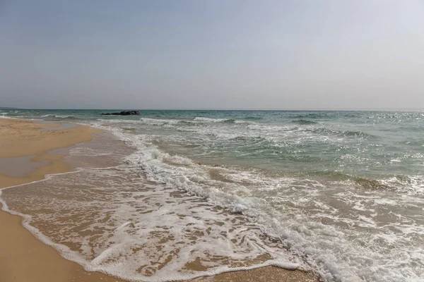 在沙滩上看到蓝色的海浪. 地平线线。 里海，砂岩海岸。 -好的 选择性聚焦，快门速度长 — 图库照片