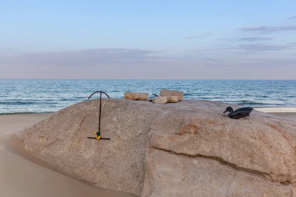 Vackert landskap med ett gammalt ankare liggande på en sten. Kaspiska havet. — Stockfoto
