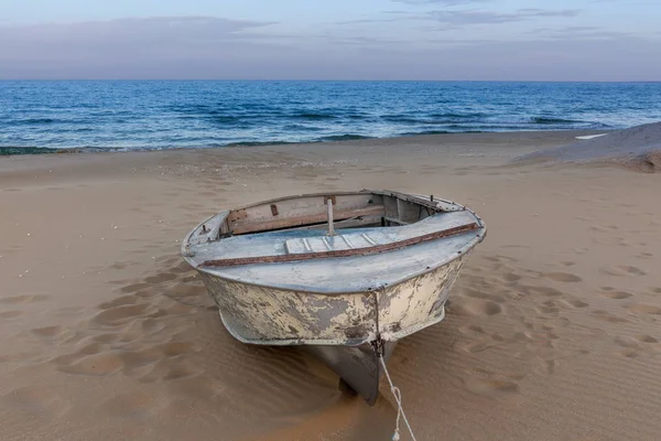 Hermoso paisaje de barco oxidado en la playa al amanecer. Barco Vintage en la orilla del mar. Kazajstán, Mar Caspio — Foto de Stock