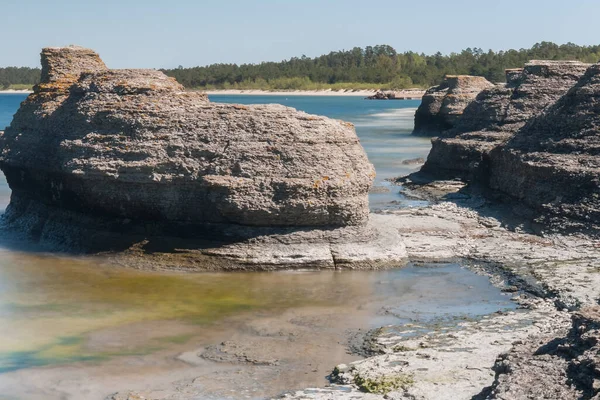Byrum raukar en la isla sueca de Oland: espectaculares formaciones de piedra caliza, enfoque selectivo — Foto de Stock