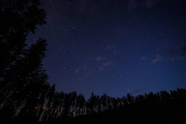 Un millón de estrellas por la noche. larga exposición. Un rastro de un satélite volador. Vía Láctea — Foto de Stock