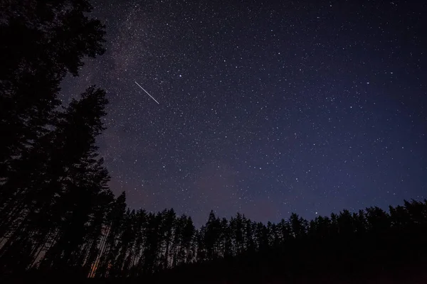 Egymillió csillag éjszaka. hosszú expozíció. Egy repülő műhold nyomai. Tejút — Stock Fotó