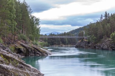 Norveç 'teki inanılmaz dağ nehri. Peyzaj. Turkuaz Nehri. Norveç 'te hızlı akan dağ nehri