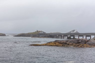 Sisli havada, Norveç 'te Atlantik karayolu köprüsünün güzel manzarası