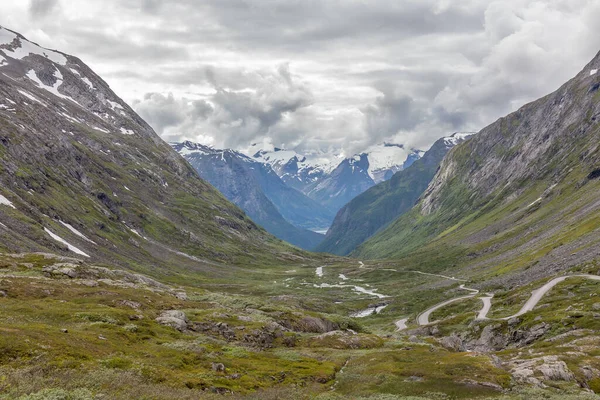 Letni widok z lotu ptaka na zieloną dolinę w górach w Norwegii — Zdjęcie stockowe