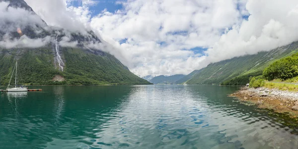 美しいノルウェーの風景。ターコイズブルーの水でフィヨルドの景色。ノルウェー澄んだ水の中で理想的なフィヨルドの反射。パノラマビュー — ストック写真