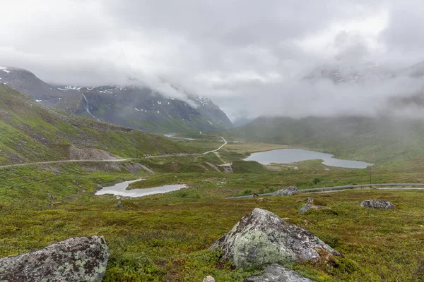 Paesaggio estivo norvegese, splendida vista sulle montagne innevate con aria pulita e fredda in estate, focus selettivo . — Foto Stock