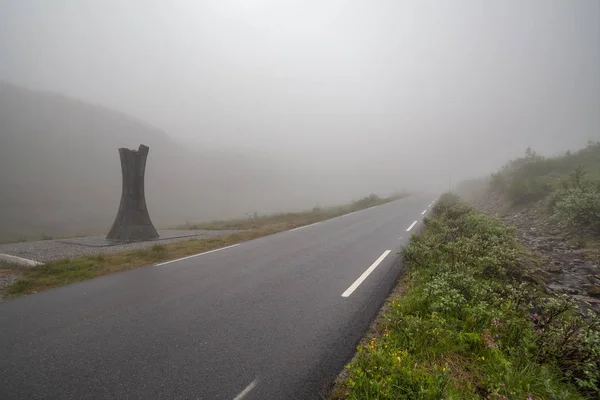 Výhled z parkoviště na cestě k Trollí stezce. Trollí stezka, Trollstigen je hadovitá horská cesta, oblíbený turistický objekt v Norsku. — Stock fotografie