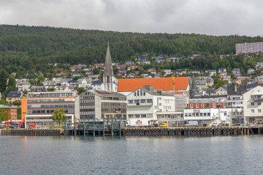 Norveç - 14 Haziran 2016: Gemilerin güvertesinden küçük bir kasabaya bakmak, seçici odaklanma.