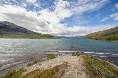 Güzel Norveç manzarası. Fiyortların manzarası. Norveç temiz suda fiyort yansıması için idealdir. seçici odak