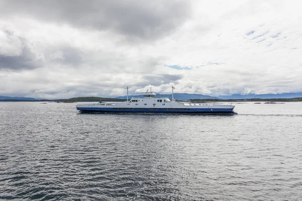 Navio de cruzeiro para visitar fiordes na Noruega — Fotografia de Stock