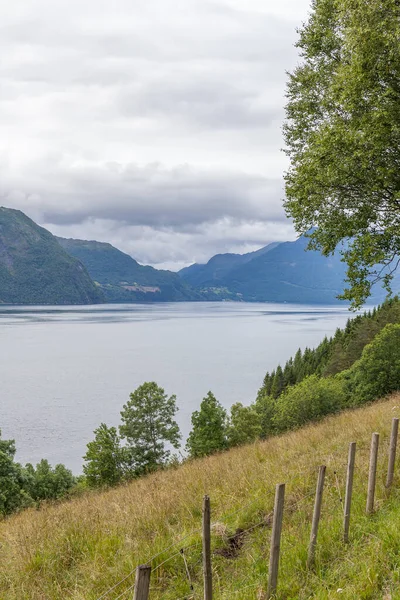 Gyönyörű norvég táj. kilátás a fjordokra. Norvégia ideális fjord tükröződés tiszta vízben. szelektív fókusz — Stock Fotó