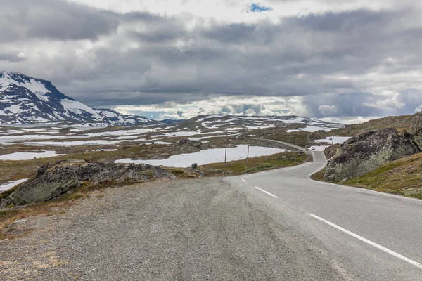 Дорога веде таємничу ущелину навколо хмар норвезьких гір, вибірковий акцент — стокове фото