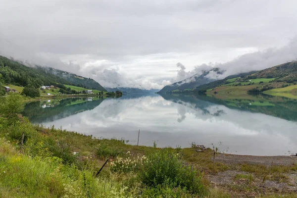 Hermoso paisaje noruego. vista de los fiordos. Noruega reflejo ideal del fiordo en aguas claras — Foto de Stock