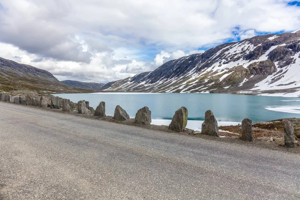 Oude weg in de bergen omgeven door wolken in Noorwegen. selectieve focus — Stockfoto