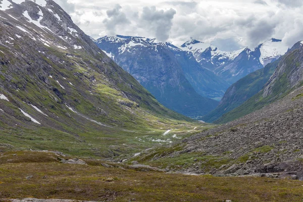 ノルウェー、雲に囲まれた山と緑の谷の美しい景色、ノルウェー山の風景選択的な焦点 — ストック写真