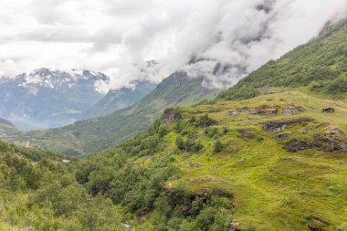 Çimen çatılı eski küçük evler. Dalsnibba Dağı 'ndaki gözlem yerine gidiyoruz. Geiranger fjord Norveç, seçici odaklanma
