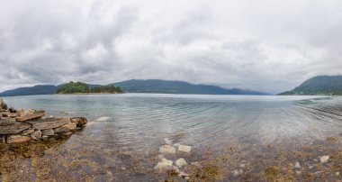 Güzel Norveç manzarası. Turkuaz suyla fiyortların manzarası. Norveç temiz suda fiyort yansıması için idealdir. Panoramik görünüm