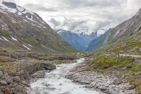 Incredibile fiume di montagna nella valle in Norvegia. paesaggio. Fiume Turchese. Fiume di montagna a flusso rapido in Norvegia — Foto Stock