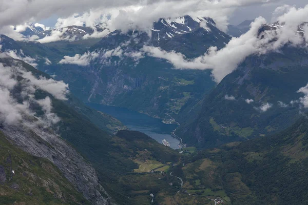 Vy till Geiranger fjord och örnväg i molnigt väder från Dalsnibba berg, Norge, selektivt fokus. — Stockfoto