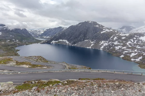 Camino serpentino que conduce al lugar de observación en la montaña Dalsnibba. Geiranger fiordo Noruega, enfoque selectivo . — Foto de Stock