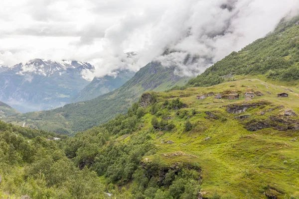 有草屋顶的旧小房子。正在去达尔斯巴山观察的路上。Geiranger fjord挪威，选择性重点 — 图库照片