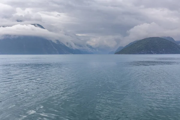 Gyönyörű norvég táj. kilátás a fjordok türkiz vízzel. Norvégia ideális fjord tükröződés tiszta vízben. Panorámás kilátás — Stock Fotó