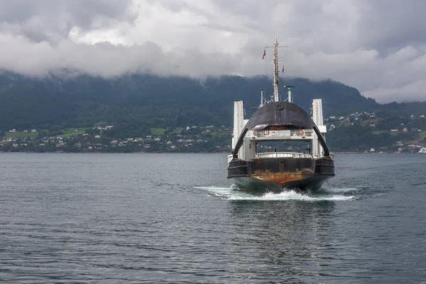 Navio de cruzeiro para visitar fiordes na Noruega — Fotografia de Stock