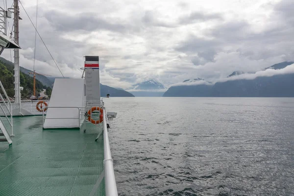 Crucero para visitar fiordos en Noruega — Foto de Stock